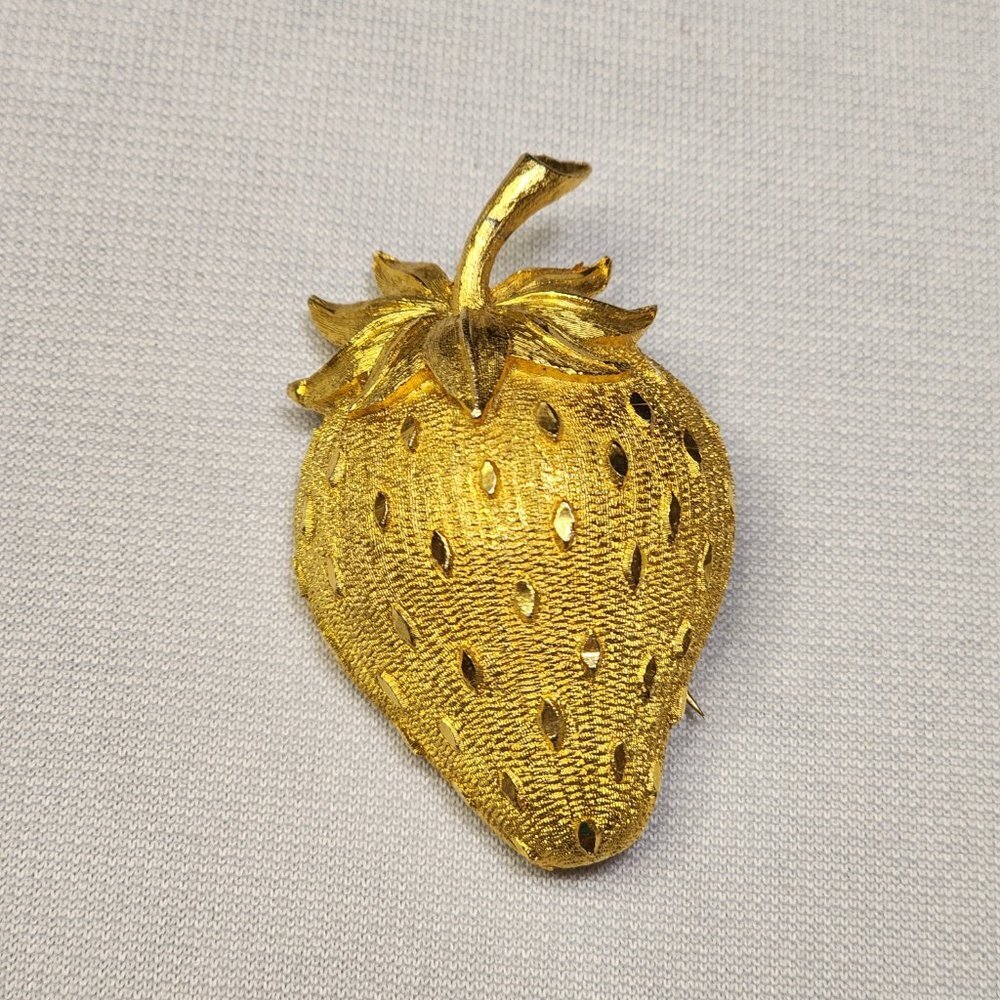 Vintage 60’s Mamselle Gold Tone Strawberry Brooch - Picture 3 of 10